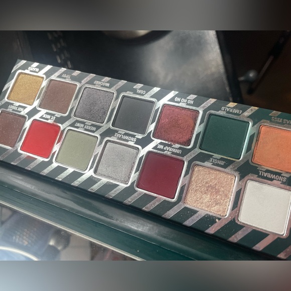 Kylie Jenner naughty and nice holiday collection duo eyeshadow pallets - Picture 2 of 3